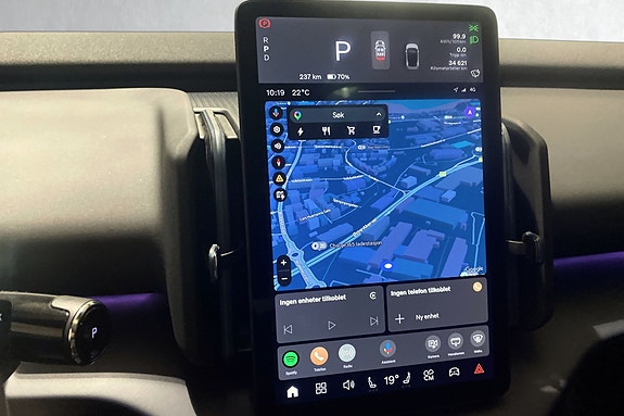 Intuitivt touchscreen med Google Maps, Assistant og Play Butikk.