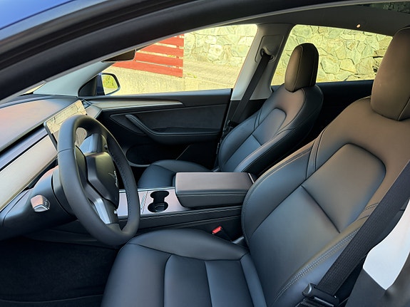 Tesla Model Y 8 of 11