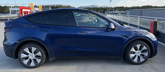 Tesla Model Y 7 of 11
