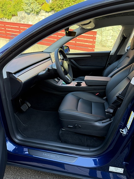 Tesla Model Y 5 of 11