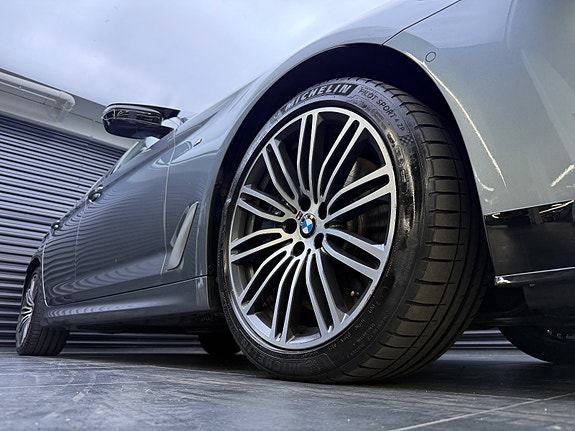 BMW 540i 14 of 30