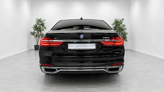 BMW 750i 10 of 30