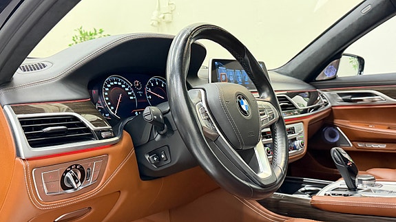 BMW 750i 14 of 30