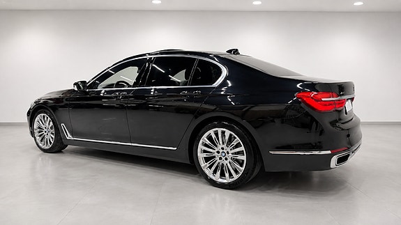 BMW 750i 7 of 30