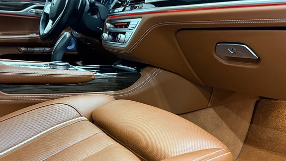 BMW 750i 22 of 30