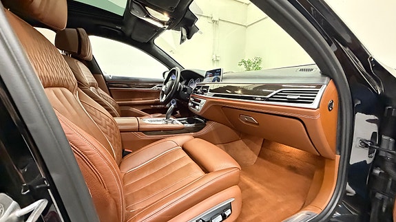 BMW 750i 16 of 30