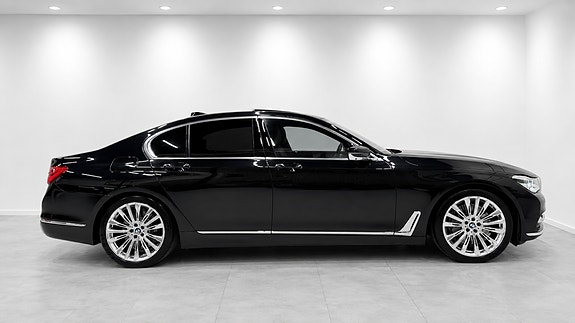BMW 750i 5 of 30