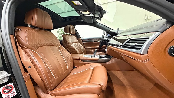 BMW 750i 17 of 30
