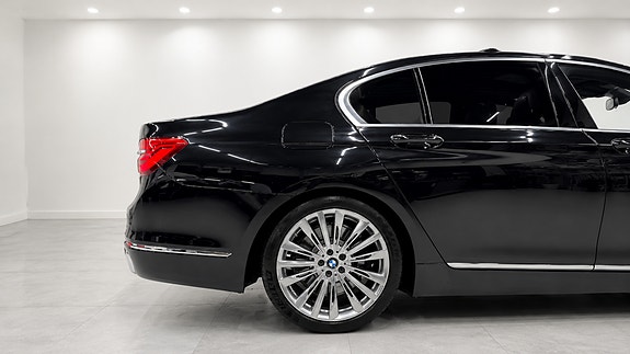 BMW 750i 11 of 30