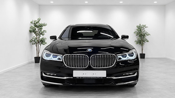 BMW 750i 8 of 30