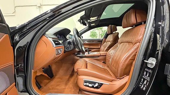 BMW 750i 13 of 30