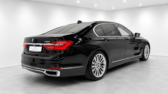 BMW 750i 2 of 30