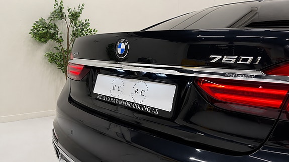 BMW 750i 12 of 30