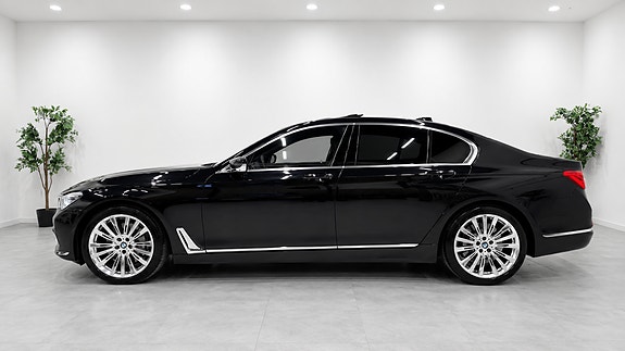 BMW 750i 4 of 30