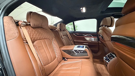BMW 750i 28 of 30