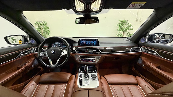 BMW 750i 19 of 30