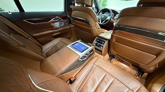 BMW 750i 27 of 30
