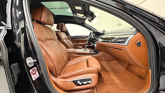 BMW 750i 15 of 30
