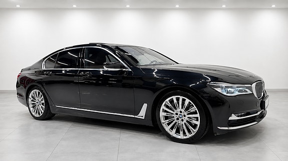 BMW 750i 9 of 30