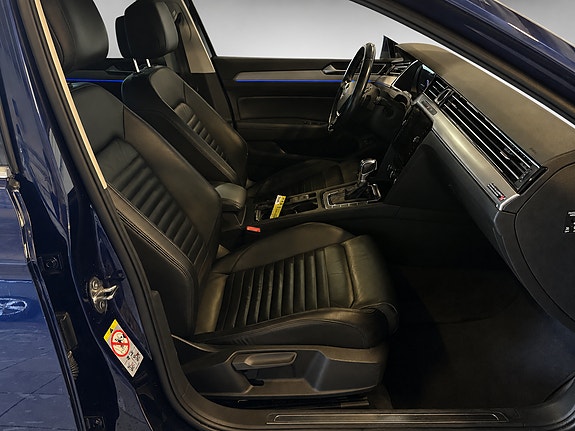 Volkswagen Passat 19 of 30