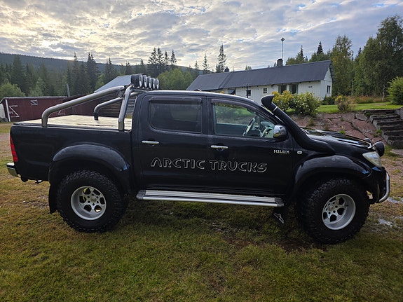 Toyota HiLux 2 of 20
