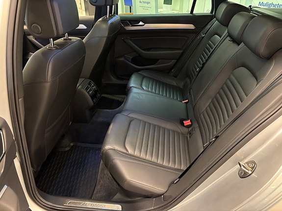 Volkswagen Passat 30 of 30