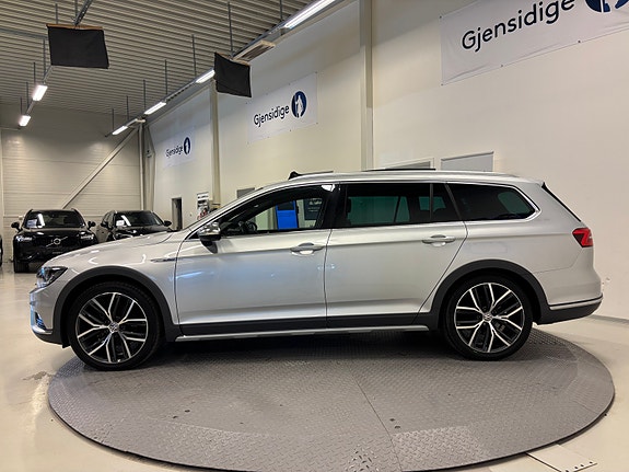 Volkswagen Passat 5 of 30