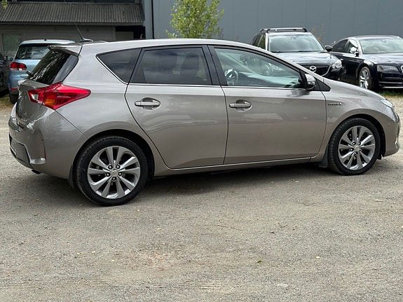 Toyota Auris 8 of 30