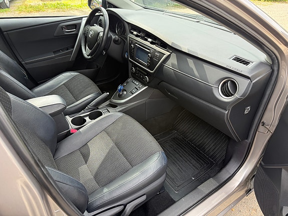 Toyota Auris 27 of 30
