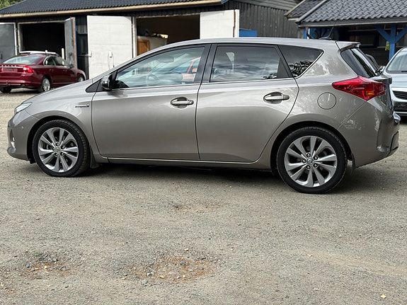 Toyota Auris 4 of 30