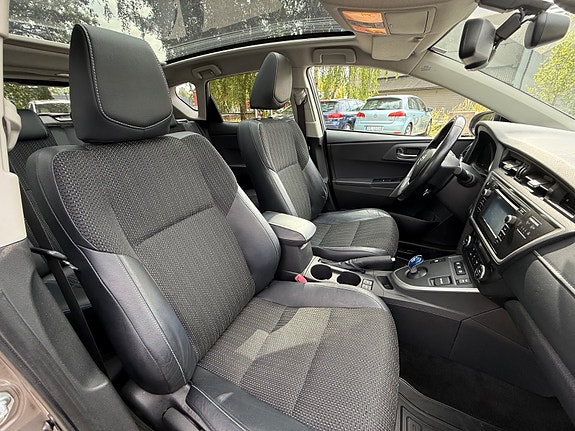 Toyota Auris 28 of 30