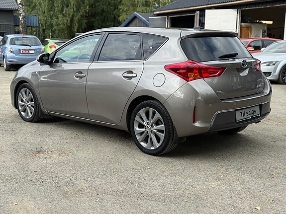 Toyota Auris 5 of 30