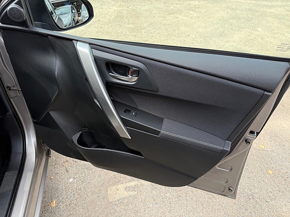Toyota Auris 26 of 30