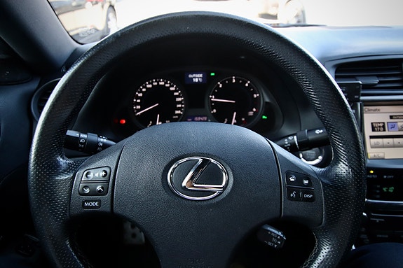 Lexus IS220d 15 of 30