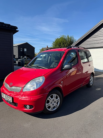 Toyota Yaris Verso 2 of 9