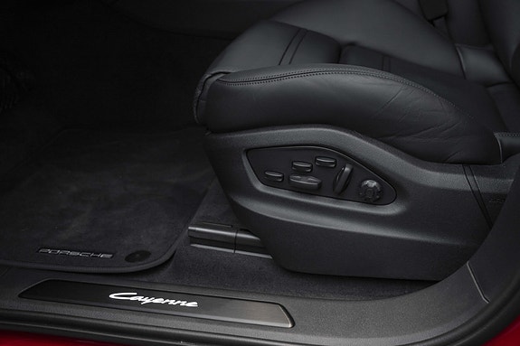 Porsche Cayenne 28 of 30