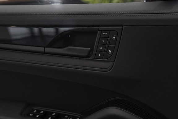 Porsche Cayenne 27 of 30