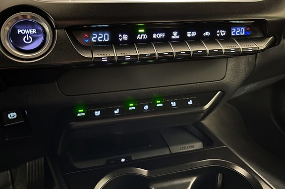 Lexus UX300e 22 of 30