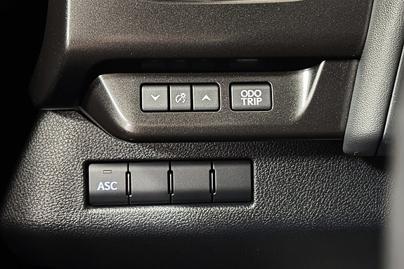 Lexus UX300e 19 of 30