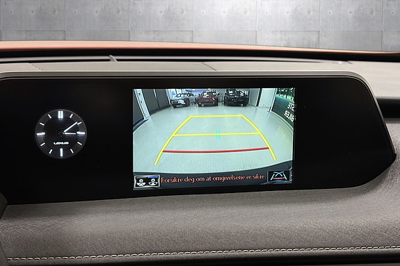 Lexus UX300e 27 of 30