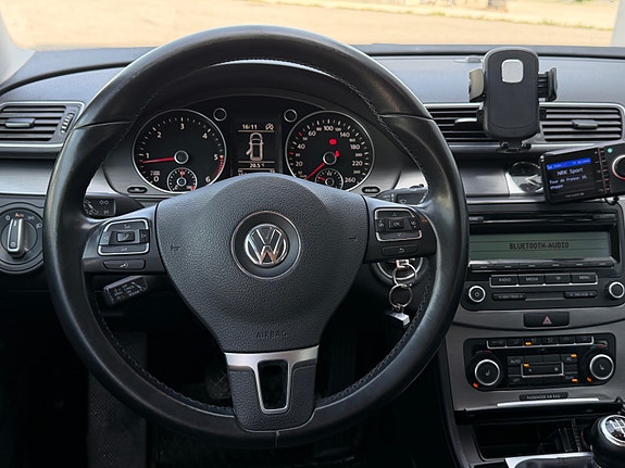 Volkswagen Passat 19 of 30