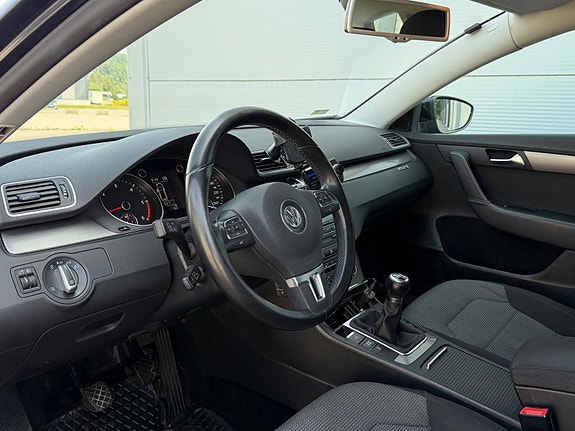 Volkswagen Passat 13 of 30