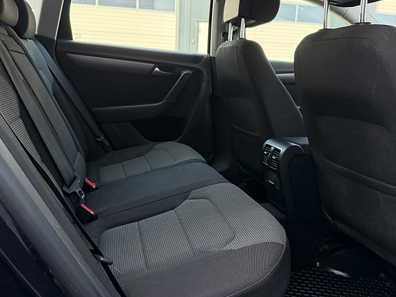 Volkswagen Passat 16 of 30