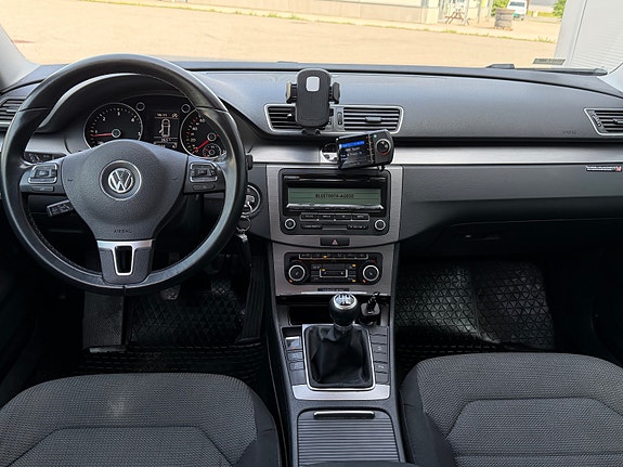 Volkswagen Passat 18 of 30