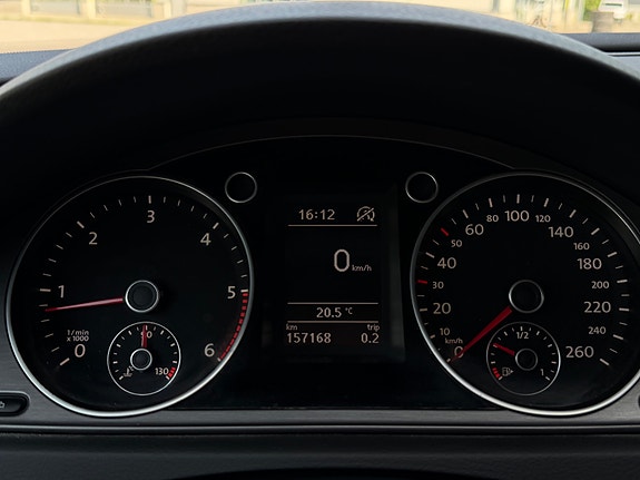 Volkswagen Passat 21 of 30