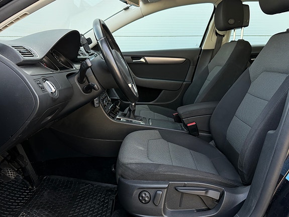 Volkswagen Passat 12 of 30