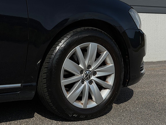 Volkswagen Passat 9 of 30