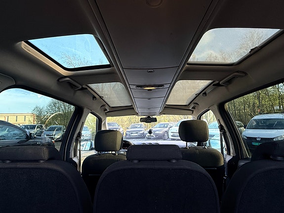 Ford Galaxy 27 of 30