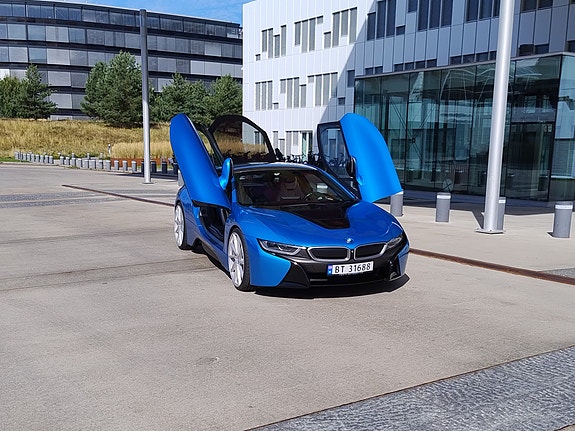 BMW i8 2 of 15