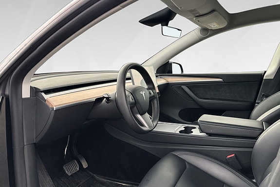 Tesla Model Y 15 of 22